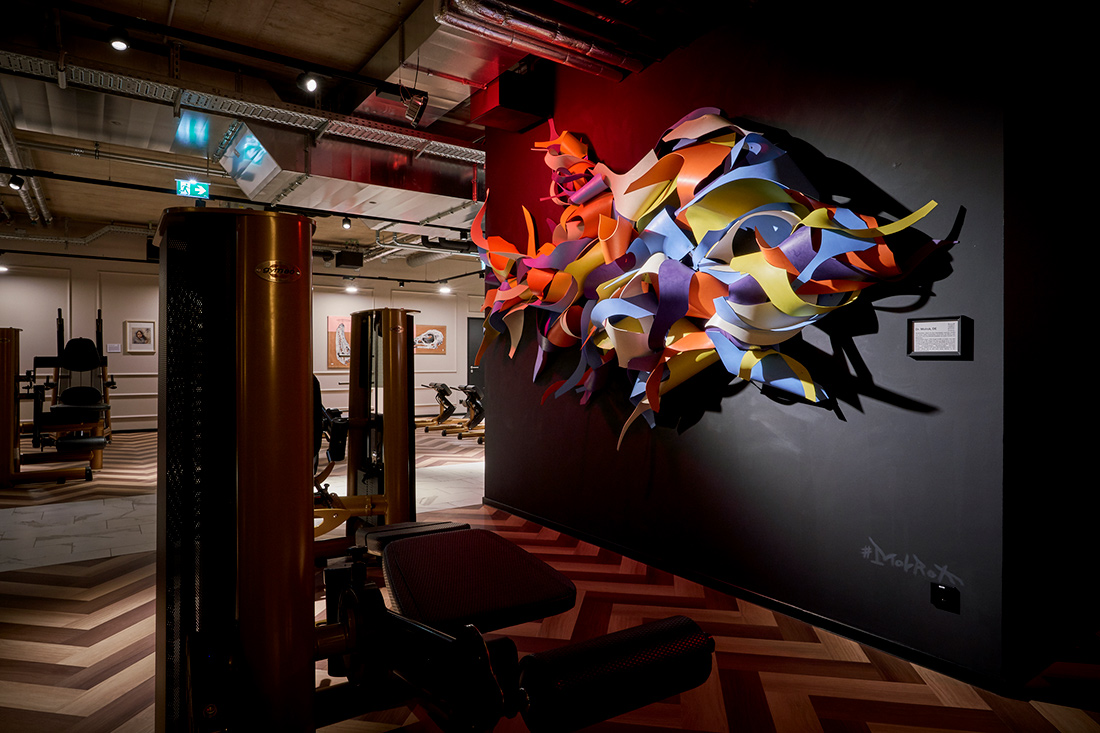 Abstrakte Kunstpaneele und Wandbilder im John Reed Graz, betonen stilvolle und kreative Atmosphäre des Studios